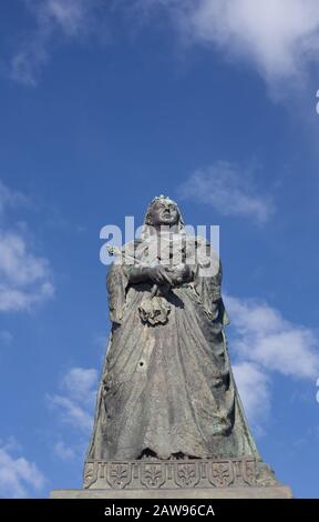 Die Bronzestatue der Königin Victoria enthüllte am 31.12.1902 ein Einschussloch, das von einem feindlichen Bomber im zweiten Weltkrieg, dem Warrior Square, Hastings, Großbritannien, zurückgelassen wurde Stockfoto