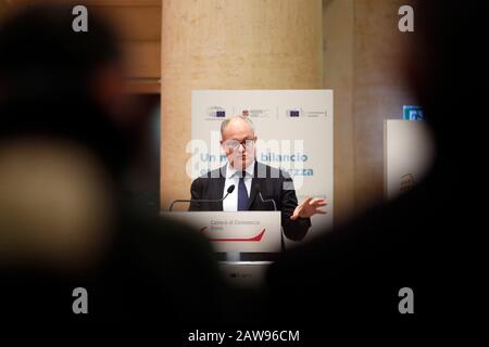 Rom, Italien. Februar 2020. Roberto Gualtieri, italienischer Wirtschaftsminister Rom 7. Februar 2020. Tempio di Adriano. Treffen zum europäischen Gleichgewicht. Foto Samantha Zucchi Insidefoto Credit: Insidefoto srl/Alamy Live News Stockfoto