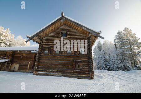 Das große Holzhaus eines reichen Bauern Pukhov aus dem Architekturmuseum "Einkaufszentrum Korely". Russland, Region Archangelsk Stockfoto