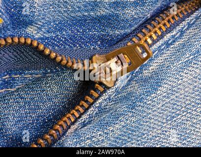 Offener Reißverschluss einer abgenutzten blauen Jeans Stockfoto