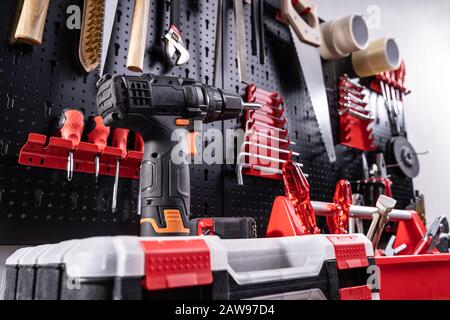 Toolkit Tools On Metal Board In Der Garage Stockfoto
