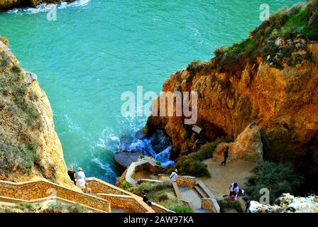 Weg zum Boden der spektakulären Felsformationen von Ponta da Piedade in Portugal Stockfoto