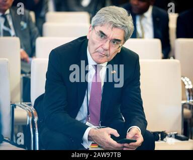 Luanda, Angolanischer Sprache. Februar 2020. Joe Kaeser, Vorstandsvorsitzender der Siemens AG, nimmt an einem Wirtschaftsforum Teil. Kaeser begleitet den Kanzler nach angolanischer Sprache. Credit: Kay Nietfeld / dpa / Alamy Live News Stockfoto