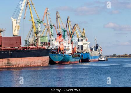 Bild von Seeschiffen, die Turmkräne im Hafen laden Stockfoto
