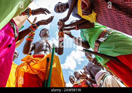 Samburu Männer in lokalen Kleidern im Dorf, in Samburu, Kenia. Stockfoto