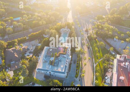 Blick auf die Umgebung von Beverly Hills: Sunset Boulevard, North Beverly Drive und Rodeo Drive, umgeben von Palmen in Los Angeles, Kalifornien Stockfoto