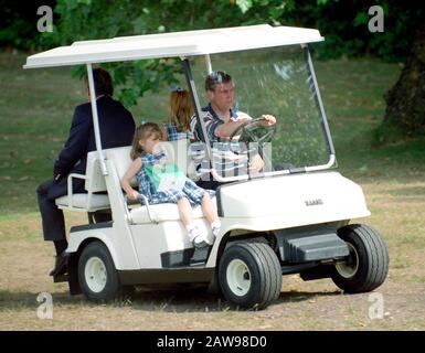 Prinz Andrew, Herzog von York, fährt seine Tochter Prinzessin Eugenie bei einem Golfereignis zur Unterstützung der Motoneuronee-Krankheit im Wentworth Golf Club, England Stockfoto