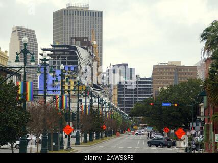 New Orleans, Louisiana, U.S.A - 4. Februar 2020 - Blick auf die Straße und den Verkehr in Richtung Innenstadt an der Rampart Street Stockfoto