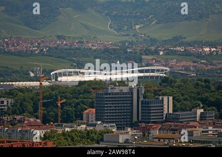 Stuttgart, 13. Juni: Mercedes Benz Arena mit dem SWR-Gebäude im Vordergrund am 13. Juni 2009 in Stuttgart. Das Stadion war Standort Stockfoto