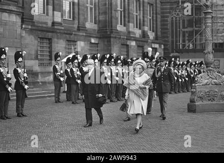 Präsident Heinemann und Königin Juliana inspizieren den Königspalast, die Ehrengarde 11. Armored Infantry Battalion Grenadiers Datum: 26. November 1969 Schlüsselwörter: Wachen der Ehre, Königinnen Personenname: Heidemann, Gustav, Juliana (Königin Niederlande) Stockfoto