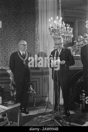 Präsident Heinemann und seine Frau wurden von Bürgermeister Samkalden am Wohnsitz Amsterdam empfangen Datum: 24. November 1969 Ort: Amsterdam, Noord-Holland Schlüsselwörter: Ehepartner, offizielle Wohnsitze, Geschenke, Name der Einnahmeperson: Heidemann, Gustav Stockfoto