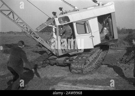 Artwork d Date: 1965 Schlagwörter: Taucher und Hecke, Graben und Einfüllen von Schützengräben, Kränen, Legeabflüsse, Normalisierung von Bächen Personenname: Landweer Bridge Institution Name: Water the Schipbeek Stockfoto