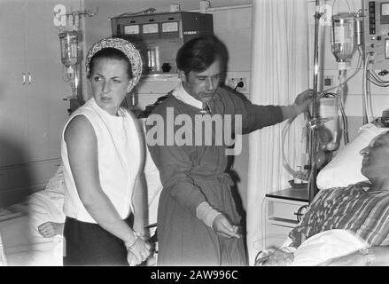 Eröffnung der neuen Diakonessenhuis Refaja Dordrecht Prinzessin Margrit mit einem Arzt in einem Patienten Datum: 4. Juni 1971 Ort: Dordrecht, Südholland Schlüsselwörter: Ärzte, Öffnungen, Patienten, Prinzessinnen, Krankenhäuser Personenname: Marguerite (Prinzessin Niederlande) Stockfoto