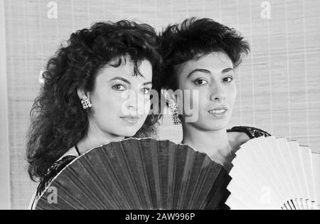 Baccara, spanisches weibliches Gesangsduo, bestehend aus Mayte Mateos und Maria Mendiola, bei einem Promosooting, in Hamburg, Deutschland 1979. Spanisches Gesangsduo "Baccara", bestehend aus Mayte Mateos und Maria Mendiola, macht ein Promo-Fotoshooting in Hamburg, Deutschland 1979. Stockfoto