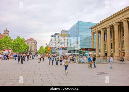 Stuttgart, 24. Mai 2015: Berühmte Einkaufsmeile Königsstraße zwischen Königsbau und Schlossplatz. Rechts die neue Kunstmuse Stockfoto