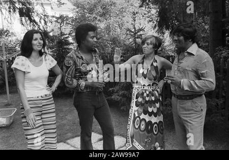 Roberto Blanco mit Ehefrau Mireille and Familie, Deutschland um 1978. Roberto Blanco und seine Frau Mireille und Familie, Deutschland um 1978. Stockfoto