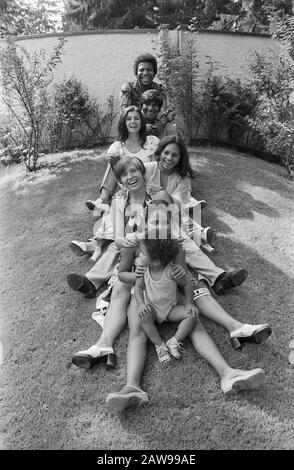 Roberto Blanco mit der ganzen Familie, Deutschland um 1978. Roberto Blanco und die Familie, Deutschland um 1978. Stockfoto