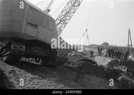 Artwork d Date: 1965 Schlüsselwörter: Arbeiter, Baustellen, Taucher, Taucher und Hecke, Graben und Befüllen von Schützengräben, Kränen, Legeabflüsse, Normalisierung von Bächen Personenname Land Wetter Bridge Institution Name: Wasser Schipbeek Stockfoto