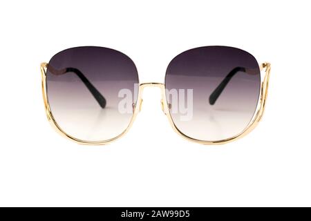 Goldene schwarze Sonnenbrille mit rundem, quadratischem, halbrimlosem, verlaufendem dünnen Rahmen, isoliert auf weißem Hintergrund, Vorderansicht. Stockfoto