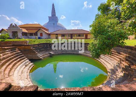 Historischer Stupa und seine Wasserkistern in Anuradhapura, Sri Lanka Stockfoto