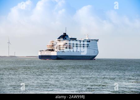 Blick auf den Fluss "die neue Wasserstraße" im Winter, in der Nähe von Hoek van Holland mit Frachtschiffen, einer häufig genutzten Route der Industrieschifffahrt in Südholland Stockfoto