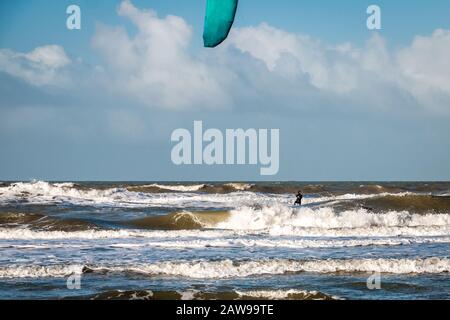 Kitesurfen im Winter an der Nordsee bei Hoek van Holland in den Niederlanden, an einem kalten und windigen Tag Stockfoto