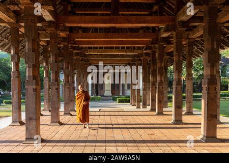 Mönch im Tempel der Zahnrelika in Kandy, Sri Lanka Stockfoto