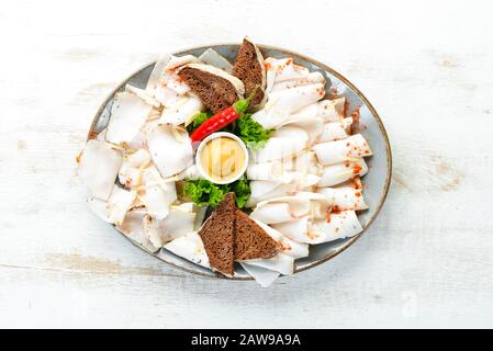 Pflaume mit Brot, Senf und Pfeffer. Ukrainische traditionelle Küche. Draufsicht. Freier Speicherplatz für Ihren Text. Stockfoto