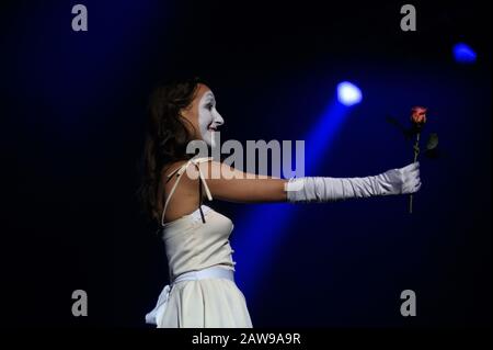 Frau MIME, die dem Mann eine Rosenblume gibt. Oktober 2019. Kiew, Ukraine Stockfoto