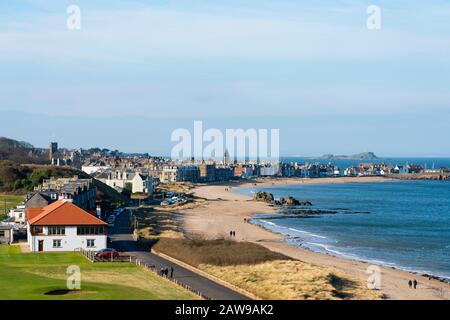 Blick auf die Stadt North Berwick mit Milsey Bay Beach an der Küste von East Lothian, Schottland, Großbritannien Stockfoto