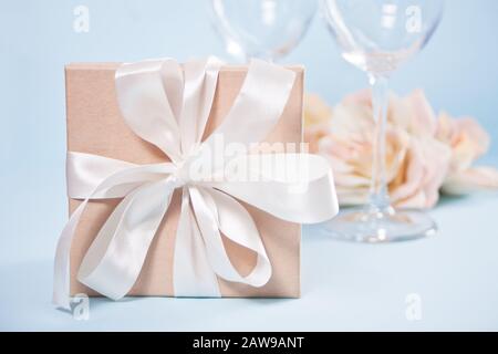 Geschenkschachtel mit leeren zwei Winzeln und Blumen auf dem Hintergrund. Romantisches Dinner Konzept Stockfoto