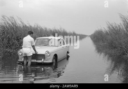 Männer, Autos, Hochwasser Datum: Undatierte Stichwörter: Autos, Männer, Überschwemmungen Stockfoto