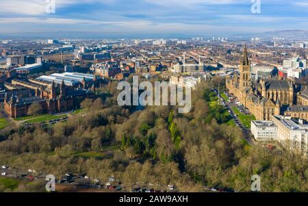 Luftaufnahme der Kelvingrove Art Galleries and Museum auf der linken Seite und der Glasgow University auf der rechten Seite, Schottland, Großbritannien Stockfoto