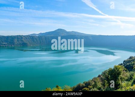 Blick auf den Albaner See von der Stadt Castel Gandolfo, in den Albaner Hügeln, südlich von Rom, Italien Stockfoto