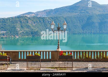 Blick auf den Albaner See von der Stadt Castel Gandolfo, in den Albaner Hügeln, südlich von Rom, Italien Stockfoto