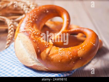 Frisch gebackene bayrische Salzbrezel. Deutsche Bäckerei Stockfoto