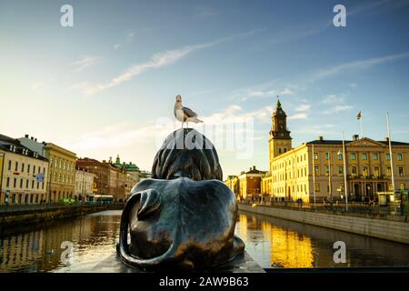 Blick auf den Sonnenuntergang vom Burunnsparken Stadtzentrum von Göteborg. Löwenstatue mit Möwe Stockfoto