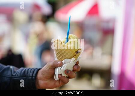Mann mit Eiskegel. Detail von Eis in der Hand Stockfoto