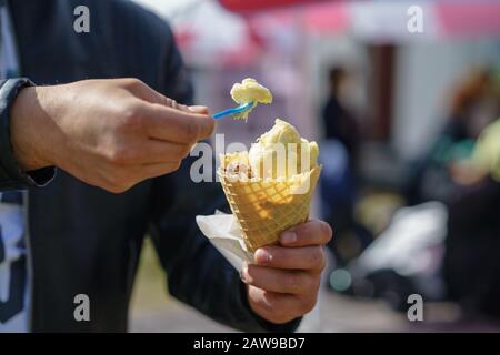 Mann mit Eiskegel. Detail von Eis in der Hand Stockfoto