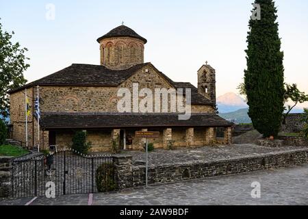 Blick auf die griechisch-orthodoxe Kirche der Heiligen Apostel im Dorf Molivdoskepastos in Epirus, Griechenland Stockfoto
