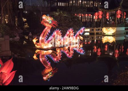 Die chinesische Lunar-Neujahrsfeier in den Lan Su Gardens in Portland Oregon ist voller Licht und Drama. Stockfoto