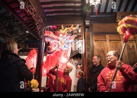 Die chinesische Lunar-Neujahrsfeier in den Lan Su Gardens in Portland Oregon ist voller Licht und Drama. Stockfoto