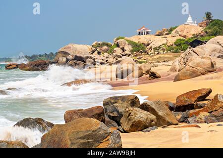 Kirinda Strand und buddhistischer Tempel, Sri Lanka Stockfoto