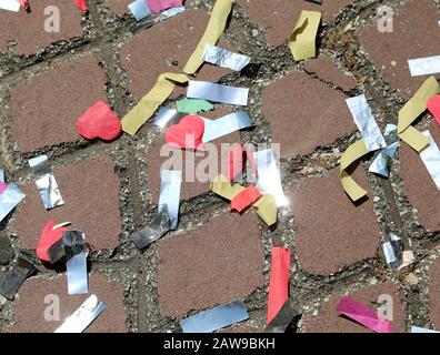 Viele bunte Konfetti verstreut auf dem Asphalt nach einer Karnevalsparade Stockfoto