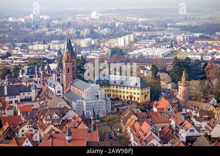 Weinheim, Deutschland - 2. Februar 2014: Blick über Weinheim mit Schloss und Laurentiuskirche Stockfoto