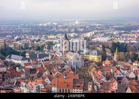 Weinheim, Deutschland - 2. Februar 2014: Blick über Weinheim mit Schloss und Laurentiuskirche Stockfoto