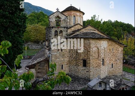 Blick auf die griechisch-orthodoxe Kirche der Heiligen Apostel im Dorf Molivdoskepastos in Epirus, Griechenland Stockfoto