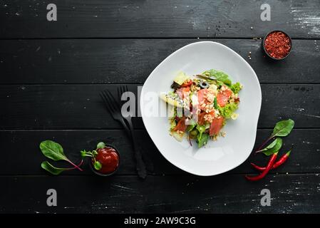 Gemüsesalat mit Lachs. Essen. Draufsicht. Freier Speicherplatz für Ihren Text. Stockfoto