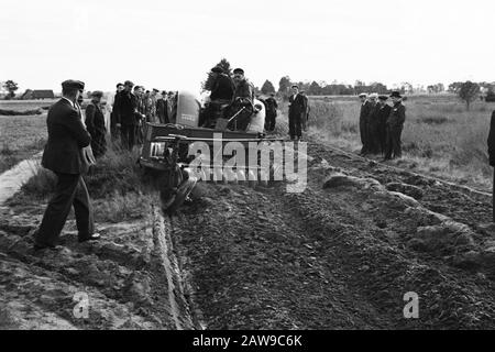 Landgut Junne Anmerkung: Das Weilergelände Junne war von 1872 bis 1932 im Besitz der Familie Lüps. Danach fiel das gut in die Hände von M. Baron Bentinck für Buck Horst aus Beerze. Nach dem Tod von Frau Bentinck am 29. Juni 1938 verkaufte das gut für 400.000 Gulden Versicherung Amstleven, den heutigen Delta Lloyd. Anno 2014, das Anwesen noch immer im Besitz von Delta Lloyd. Vor dem zweiten Weltkrieg befand sich in Junne ein Arbeitslosen-Hilfslager, in dem das gut der Versicherung mit staatlicher Unterstützung und unter der Führung der niederländischen Heidemaatschappij arbeitslose Arbeitskräfte Bergbauaktivitäten ausüben musste Stockfoto