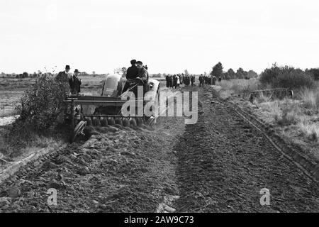 Landgut Junne Anmerkung: Das Weilergelände Junne war von 1872 bis 1932 im Besitz der Familie Lüps. Danach fiel das gut in die Hände von M. Baron Bentinck für Buck Horst aus Beerze. Nach dem Tod von Frau Bentinck am 29. Juni 1938 verkaufte das gut für 400.000 Gulden Versicherung Amstleven, den heutigen Delta Lloyd. Anno 2014, das Anwesen noch immer im Besitz von Delta Lloyd. Vor dem zweiten Weltkrieg befand sich in Junne ein Arbeitslosen-Hilfslager, in dem das gut der Versicherung mit staatlicher Unterstützung und unter der Führung der niederländischen Heidemaatschappij arbeitslose Arbeitskräfte Bergbauaktivitäten ausüben musste Stockfoto